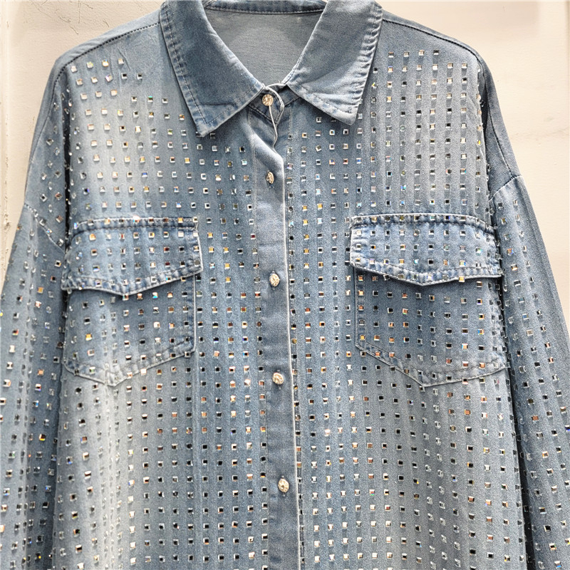 Ženska denim košulja, slobodan kroj, dugi rukavi, ovratnik s reverom, kristalni detalji toplinskom graviranju