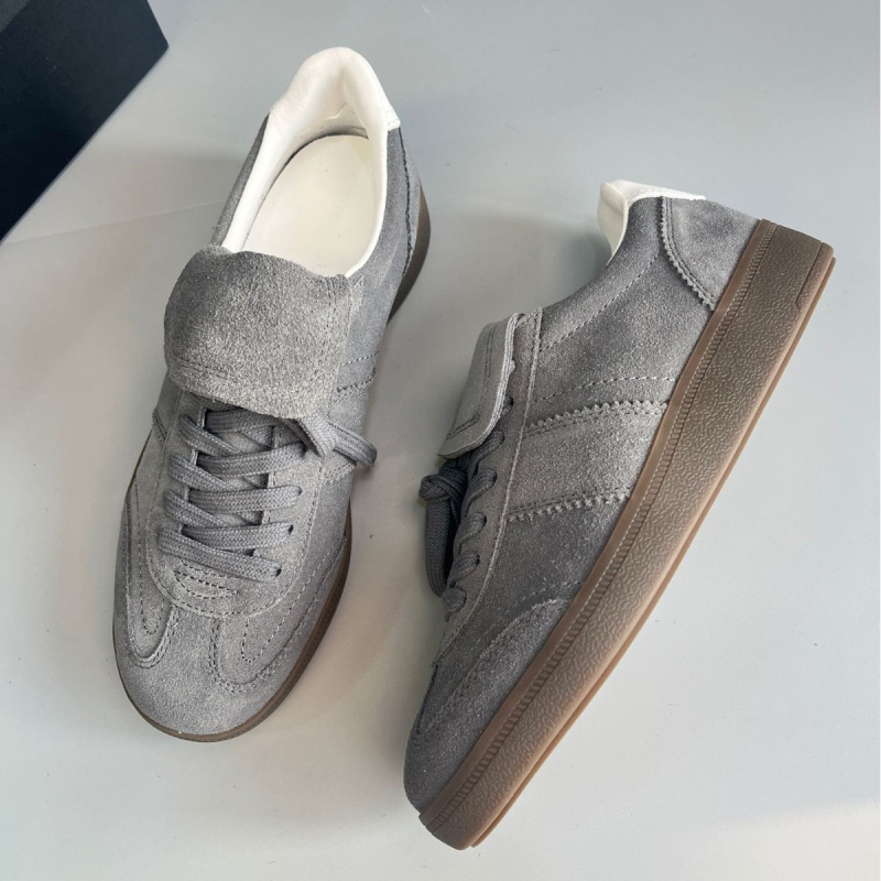 Női mindennapi bőrből készült sneakers, kerek orrú, kétszeres marhabőrből készült felsőrész, gumírozott talp, elől fűzőzárás