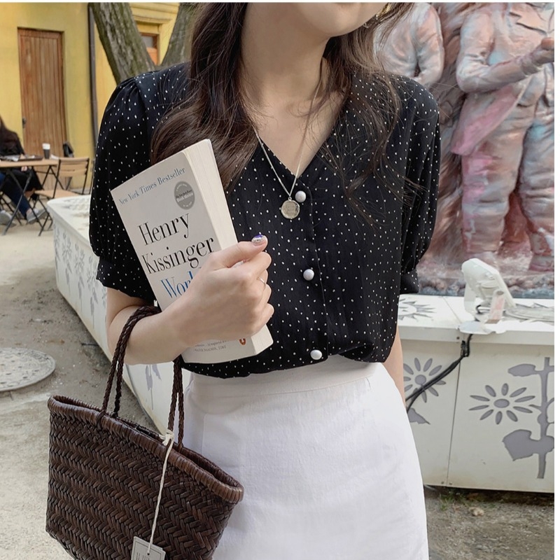 Šifonska košulja s V‑izrezom, kratki rukavi, točkasti uzorak, udoban kroj