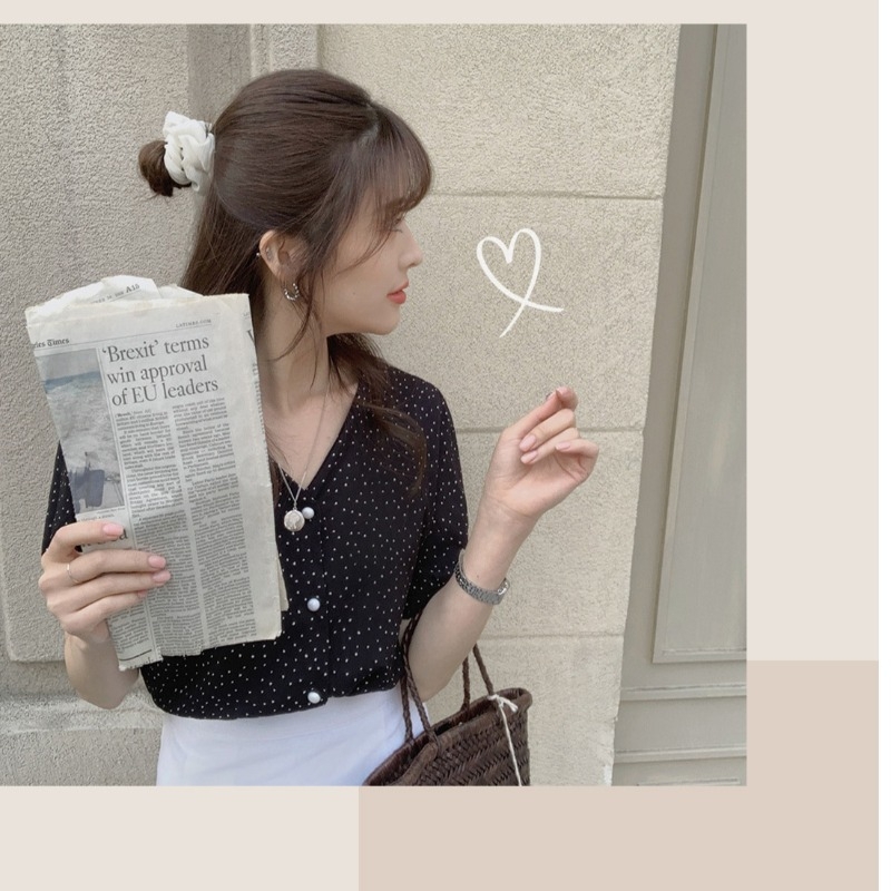 Šifonska košulja s V‑izrezom, kratki rukavi, točkasti uzorak, udoban kroj