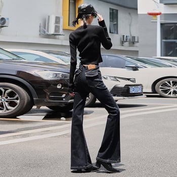 Traperice od denima s visokim strukom, bootcut s blagim širenjem, mikro-elastične; tkanina 80–90% regenerirane celulozne vlaknine i <30% spandex; jesen 2025