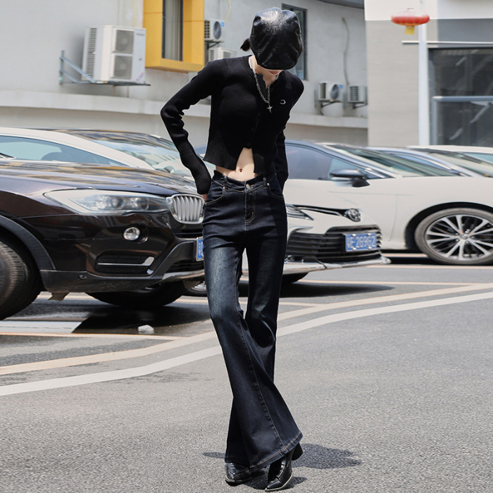 Traperice od denima s visokim strukom, bootcut s blagim širenjem, mikro-elastične; tkanina 80–90% regenerirane celulozne vlaknine i <30% spandex; jesen 2025