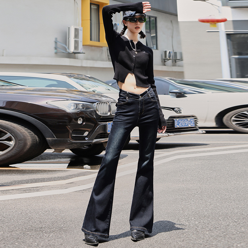 Traperice od denima s visokim strukom, bootcut s blagim širenjem, mikro-elastične; tkanina 80–90% regenerirane celulozne vlaknine i <30% spandex; jesen 2025