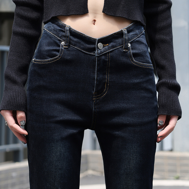 Traperice od denima s visokim strukom, bootcut s blagim širenjem, mikro-elastične; tkanina 80–90% regenerirane celulozne vlaknine i <30% spandex; jesen 2025