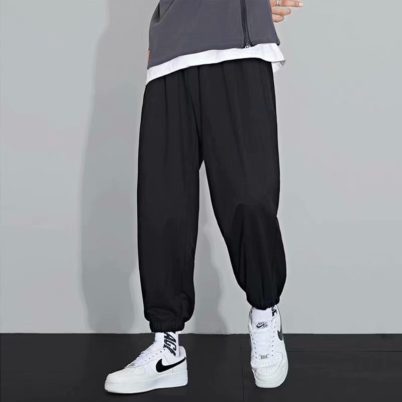Muške cropped sportske hlače, ležernog kroja, srednji struk, mješavina poliestera, elastičan materijal, manžetama na gležnjevima