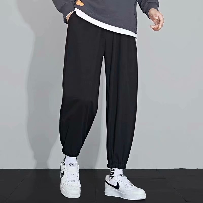 Muške cropped sportske hlače, ležernog kroja, srednji struk, mješavina poliestera, elastičan materijal, manžetama na gležnjevima