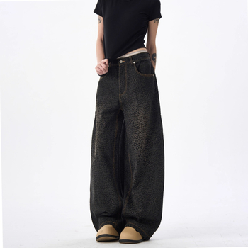 Traperice sa skimitar siluetom i leopard printom, visokim strukom, široki kroj, denim 70-80% pamuka