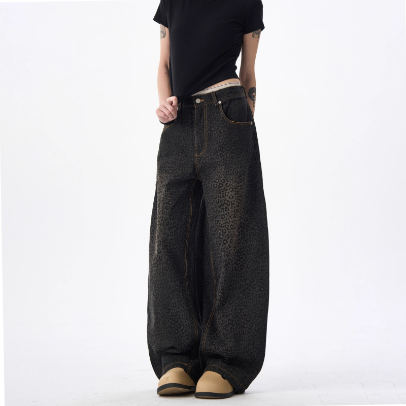 Traperice sa skimitar siluetom i leopard printom, visokim strukom, široki kroj, denim 70-80% pamuka