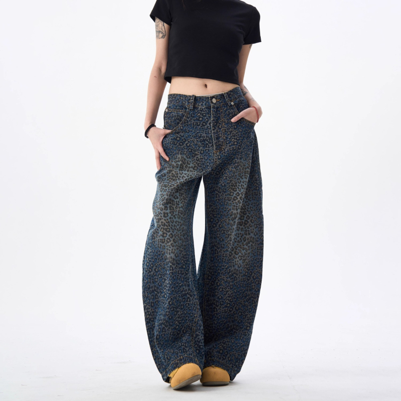 Traperice sa skimitar siluetom i leopard printom, visokim strukom, široki kroj, denim 70-80% pamuka