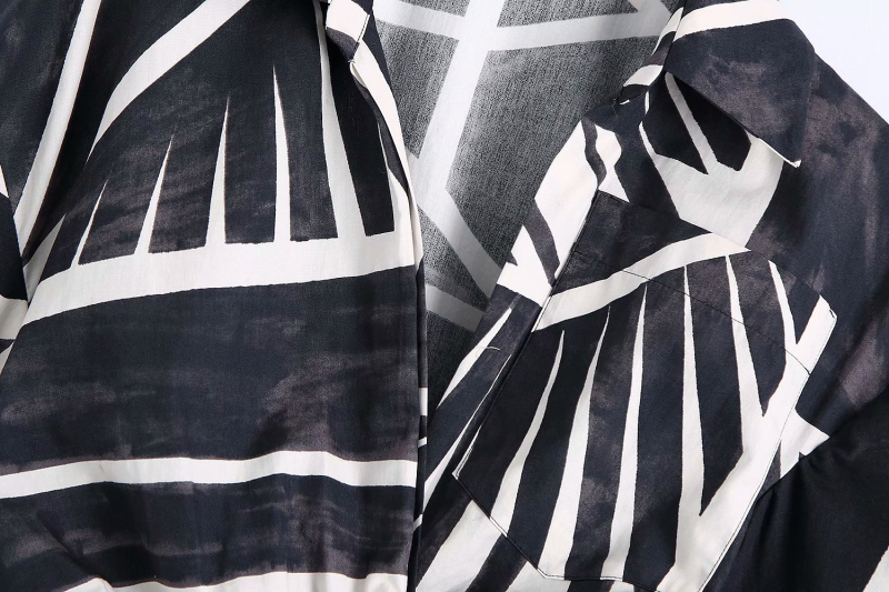 Bluza s geometrijskim printom, kratki rukavi, rever ovratnik, normalan kroj, poliester 95%
