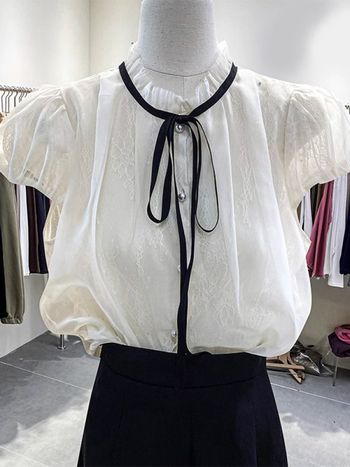 Bluza od poliestera sa stojećim ovratnikom, naduvani rukavi, slobodan kroj, 3D uzorak, kopčanje na jedan red gumba