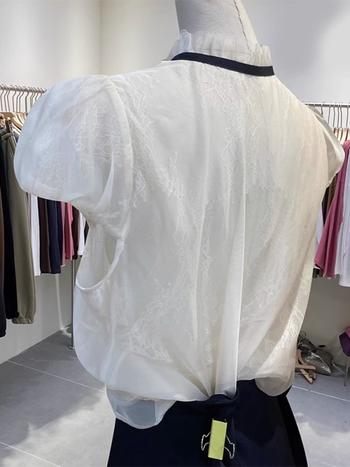 Bluza od poliestera sa stojećim ovratnikom, naduvani rukavi, slobodan kroj, 3D uzorak, kopčanje na jedan red gumba