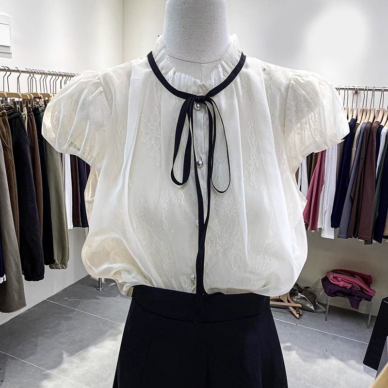 Bluza od poliestera sa stojećim ovratnikom, naduvani rukavi, slobodan kroj, 3D uzorak, kopčanje na jedan red gumba