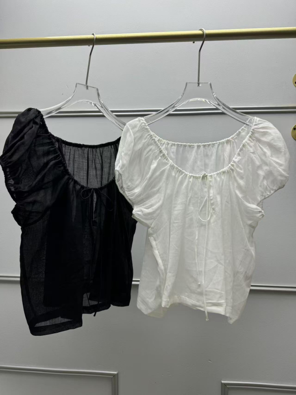 Košulja od ramije, francuski stil, ovratnik u obliku U, vezivanje vrpcom, kratki puf rukavi