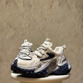 Ženske tenisice stila dad shoes s debelom potplatom, šnurno zatvaranje (Vanjski dio: umjetna koža + platno; Potplata: guma; Uložak: PU; Zatvaranje: šnure)