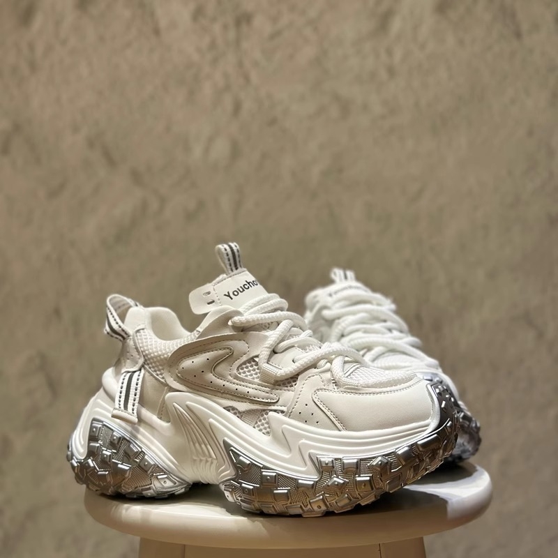 Ženske tenisice stila dad shoes s debelom potplatom, šnurno zatvaranje (Vanjski dio: umjetna koža + platno; Potplata: guma; Uložak: PU; Zatvaranje: šnure)