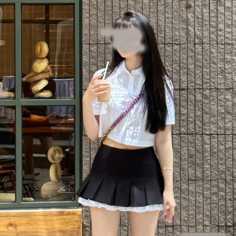 Košulja od pamuka-elastan smjese, oštar ovratnik, kratki rukavi, kopčama na prednjoj strani