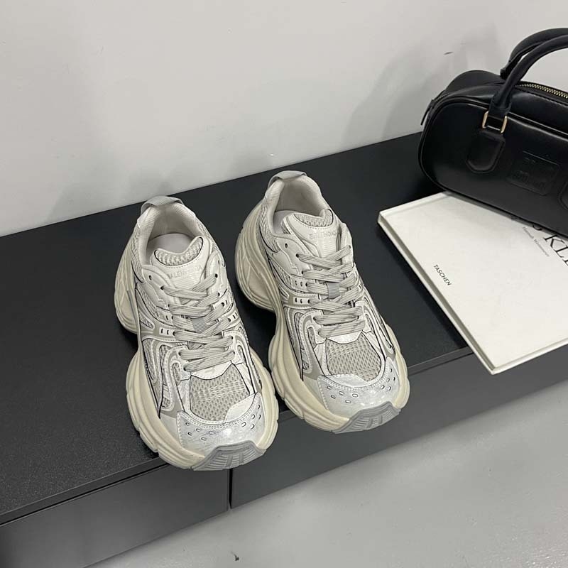 Ženske tenisice u stilu dad shoes sa gornjim dijelom od prave kože, gumom, vezivanje šnurkama, visina pete 3–5 cm, niski vrh