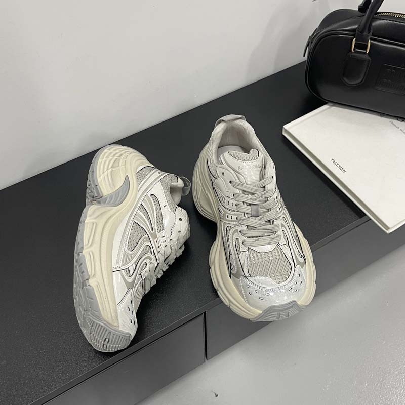 Ženske tenisice u stilu dad shoes sa gornjim dijelom od prave kože, gumom, vezivanje šnurkama, visina pete 3–5 cm, niski vrh