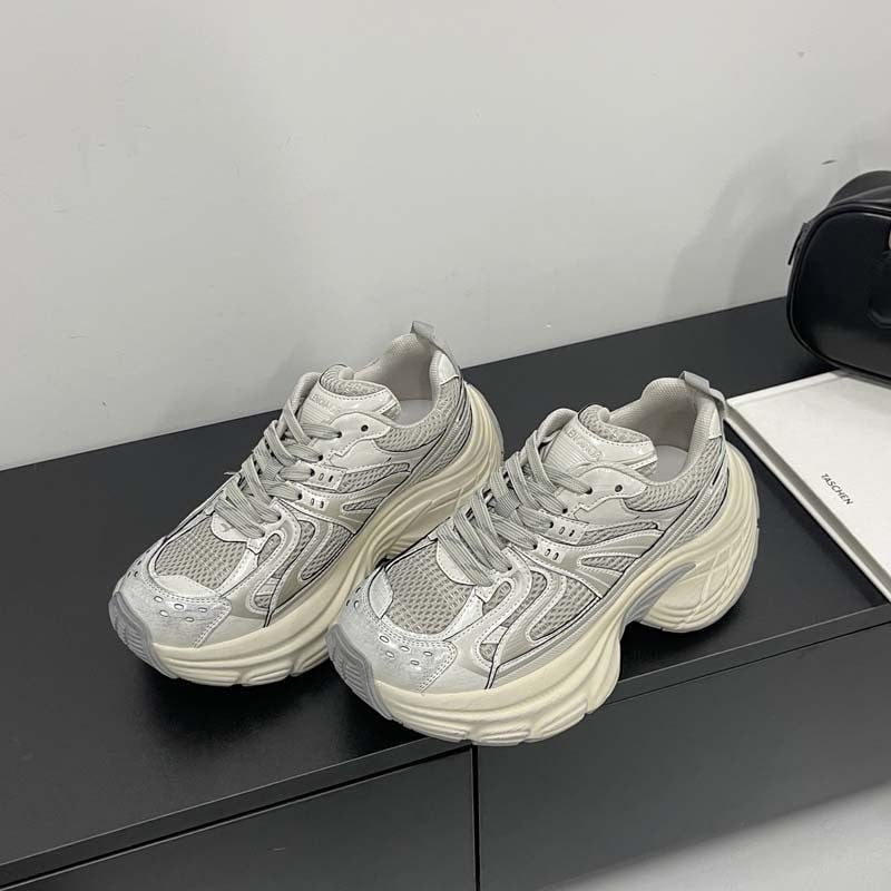 Ženske tenisice u stilu dad shoes sa gornjim dijelom od prave kože, gumom, vezivanje šnurkama, visina pete 3–5 cm, niski vrh