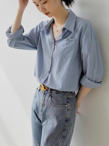 Γυναικείο ριγέ πουκάμισο με πόλο γιακά, κοντά μανίκια, ύφασμα μίξη βαμβάκι-πολυεστέρα (30-50% βαμβάκι), στυλ Hong Kong retro