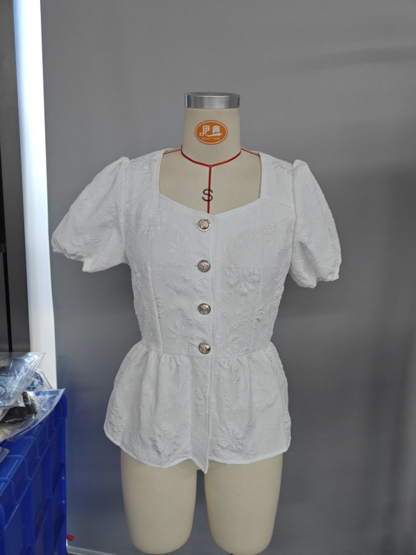 Μπλούζα από πολυεστέρα με ζακάρτ ύφανση, φουσκωτά μανίκια και βολάν, κοντά μανίκια, εφαρμοστή γραμμή