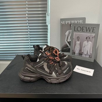 Női dad shoes típusú cipő, felsőrész műbőr és textilek, belső bélés műszálas rövid plüss, EVA talp, fűzős zárás, klín sarok, ideális téli-tavaszi-őszre