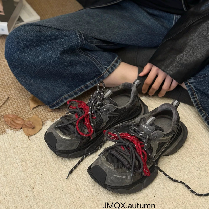 Női dad shoes típusú cipő, felsőrész műbőr és textilek, belső bélés műszálas rövid plüss, EVA talp, fűzős zárás, klín sarok, ideális téli-tavaszi-őszre