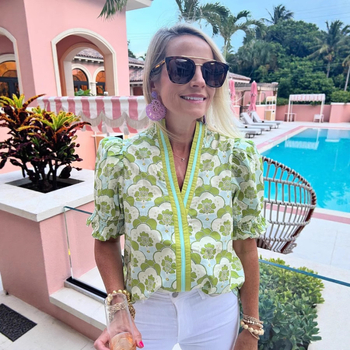 Риза с V-образно деколте и пухкави къси ръкави, полиестер, печатен дизайн, дължина 50–65 см