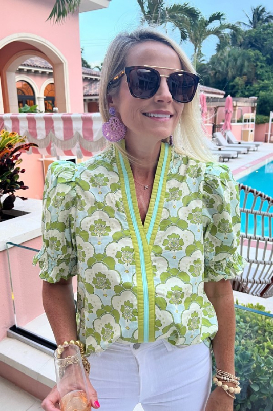 Риза с V-образно деколте и пухкави къси ръкави, полиестер, печатен дизайн, дължина 50–65 см