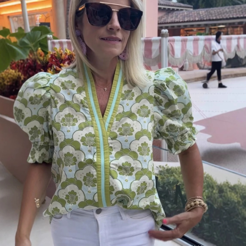 Риза с V-образно деколте и пухкави къси ръкави, полиестер, печатен дизайн, дължина 50–65 см