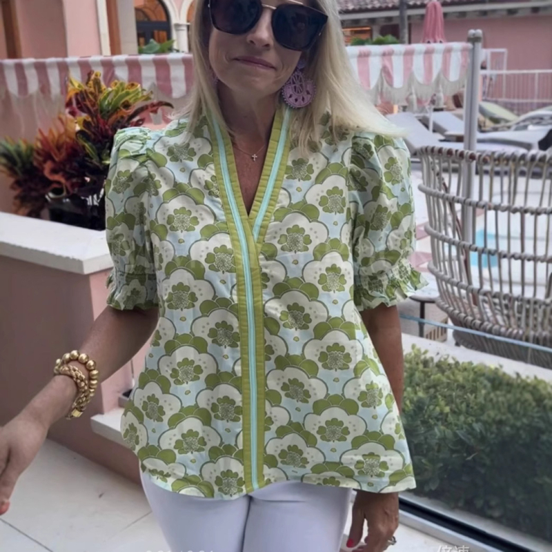 Риза с V-образно деколте и пухкави къси ръкави, полиестер, печатен дизайн, дължина 50–65 см