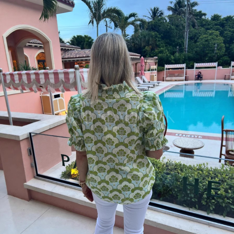 Риза с V-образно деколте и пухкави къси ръкави, полиестер, печатен дизайн, дължина 50–65 см