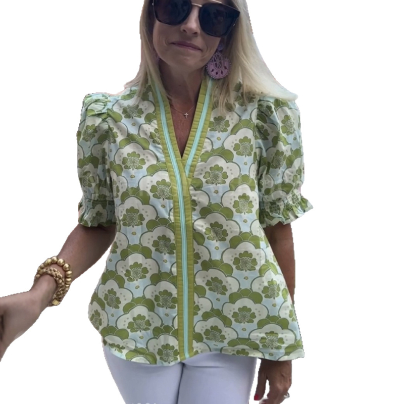 Риза с V-образно деколте и пухкави къси ръкави, полиестер, печатен дизайн, дължина 50–65 см