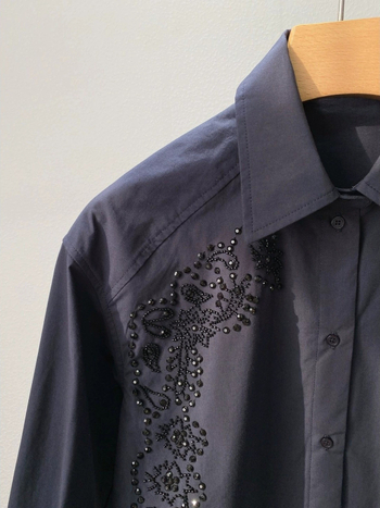 Ženska košula s dugim rukavima, izveđena biserima i cvjetnim ukrasima, polo ovratnik, zakrivljeni rub, slobodan kroj, pamuk-poliester smjesa