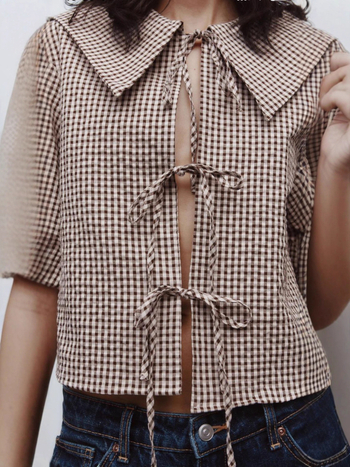 Ženska košulja s kariranim uzorkom, poliestersko-elastanska smjesa, uski kroj, kratki rukavi, kopčanje na vezice