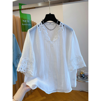 Košulja od pamuk-linen smjese, kratki rukavi, okrugli ovratnik, ravni kroj, glavno vlakno 95%+.