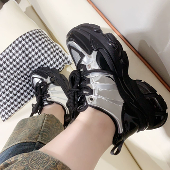 Ženske tenisice s debelim potplatom u stilu dad shoes, gornji dio od kože i umjetne kože i tkanine, okrugli vrh, srednja peta 3–5 cm, gumeni potplat, prozračne