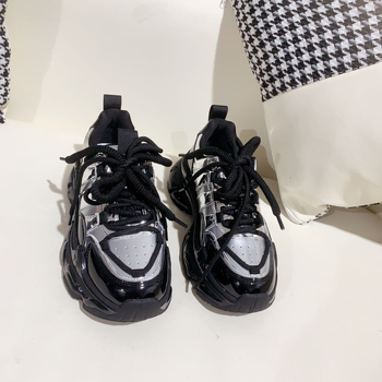 Ženske tenisice s debelim potplatom u stilu dad shoes, gornji dio od kože i umjetne kože i tkanine, okrugli vrh, srednja peta 3–5 cm, gumeni potplat, prozračne