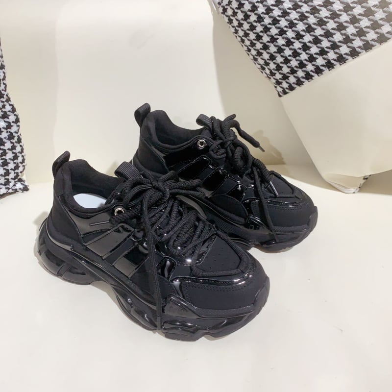 Ženske tenisice s debelim potplatom u stilu dad shoes, gornji dio od kože i umjetne kože i tkanine, okrugli vrh, srednja peta 3–5 cm, gumeni potplat, prozračne