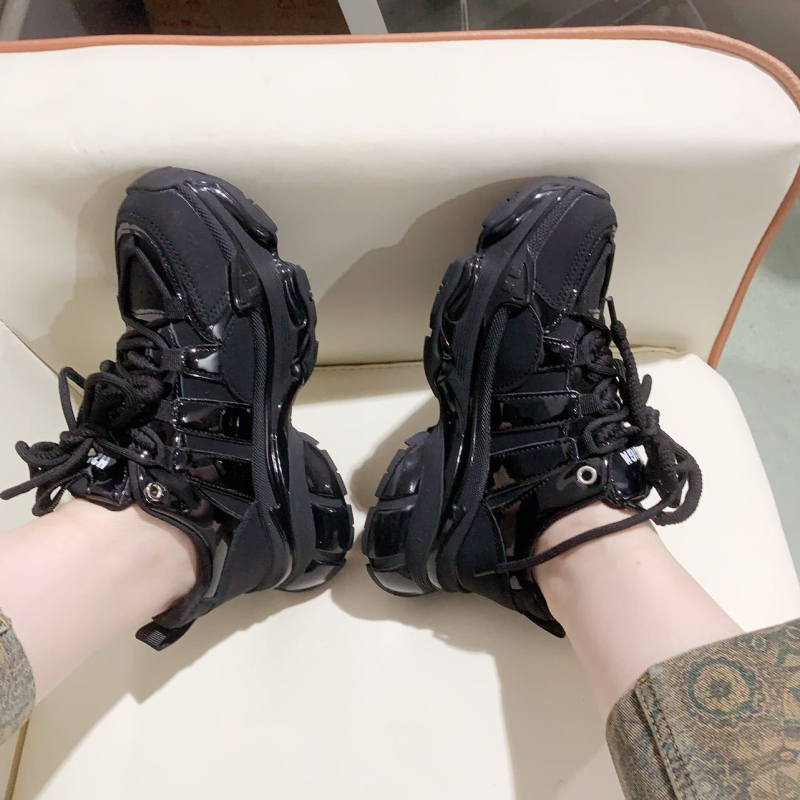 Ženske tenisice s debelim potplatom u stilu dad shoes, gornji dio od kože i umjetne kože i tkanine, okrugli vrh, srednja peta 3–5 cm, gumeni potplat, prozračne