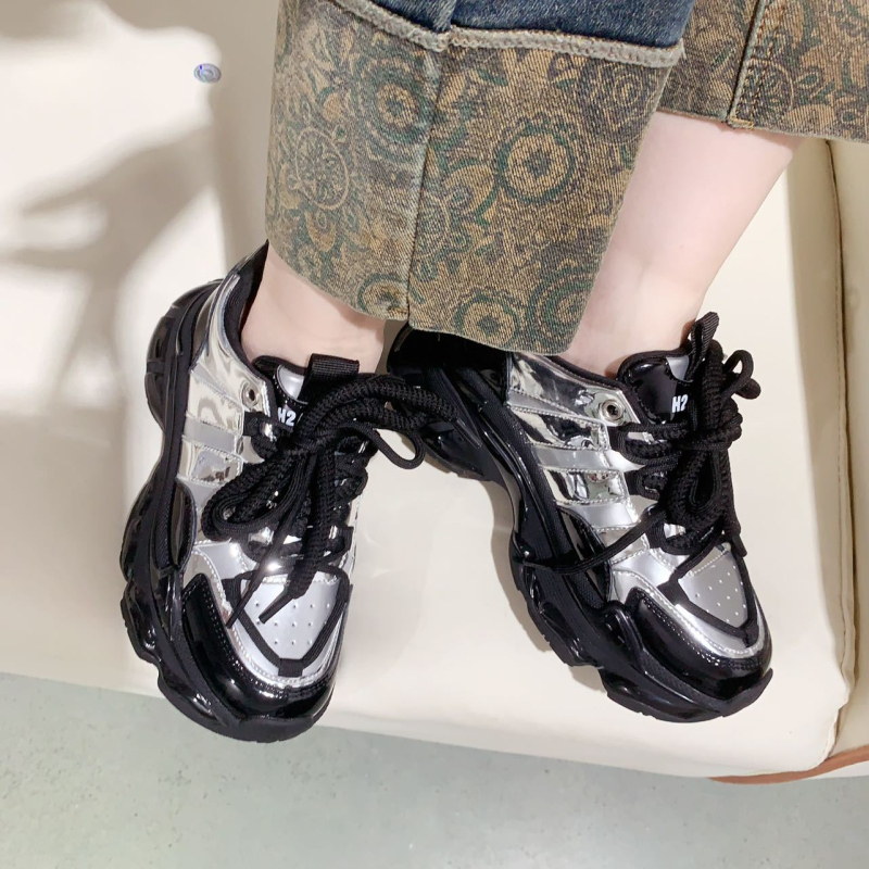 Ženske tenisice s debelim potplatom u stilu dad shoes, gornji dio od kože i umjetne kože i tkanine, okrugli vrh, srednja peta 3–5 cm, gumeni potplat, prozračne
