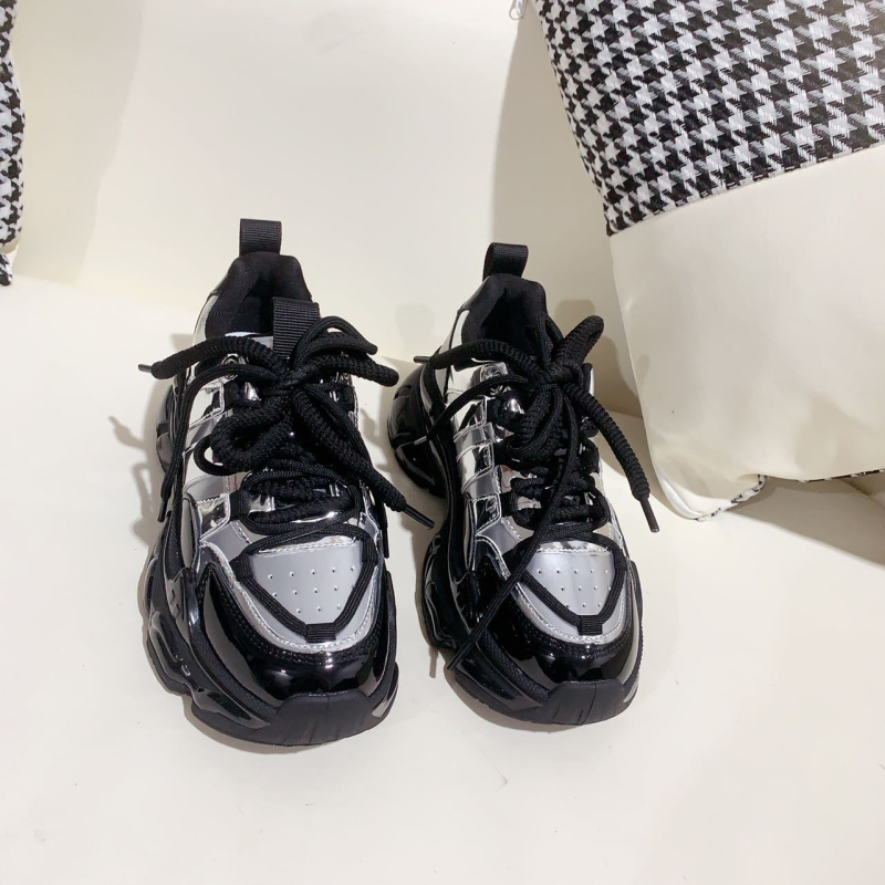 Ženske tenisice s debelim potplatom u stilu dad shoes, gornji dio od kože i umjetne kože i tkanine, okrugli vrh, srednja peta 3–5 cm, gumeni potplat, prozračne