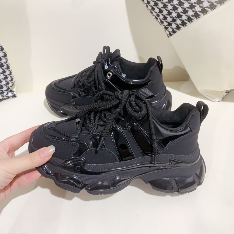 Ženske tenisice s debelim potplatom u stilu dad shoes, gornji dio od kože i umjetne kože i tkanine, okrugli vrh, srednja peta 3–5 cm, gumeni potplat, prozračne