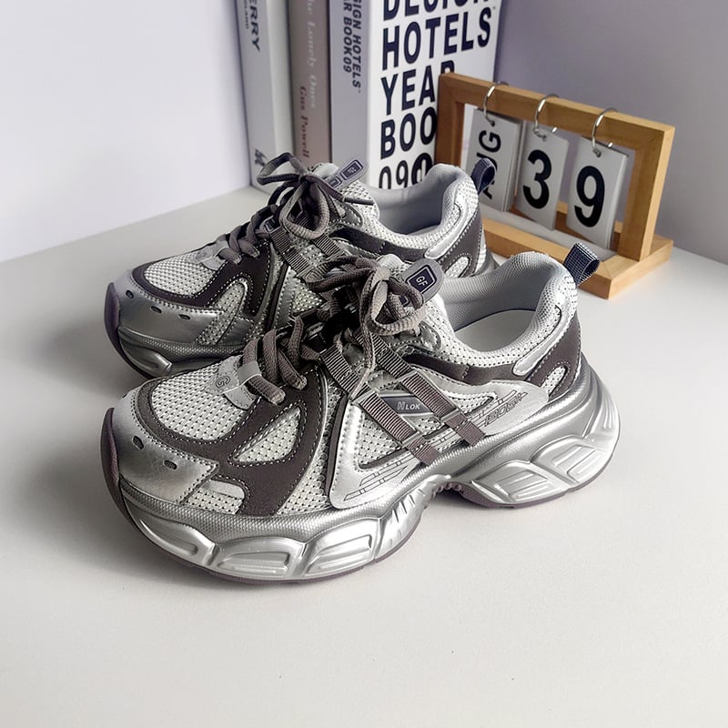 Ženske cipele tip dad shoes – debela potplata, vezanje na špage, gornji dio od super fiber, unutarnja mreža mesh, potplat otporan na habanje