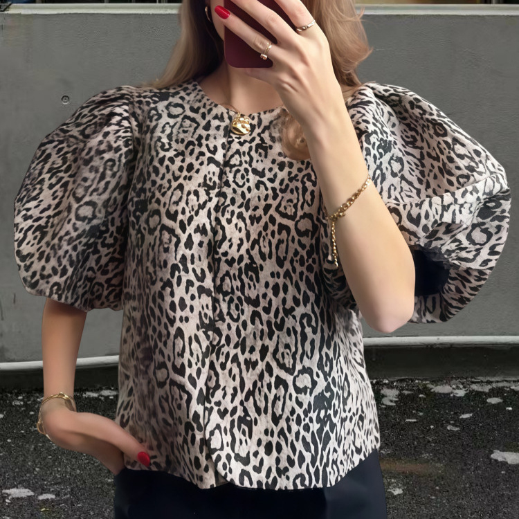 Női poliészter ing állatmintával, kardigán-stílusú laza megjelenés, rövid puffos ujj, kerek nyak, hossz 50–65 cm, nyár 2025
