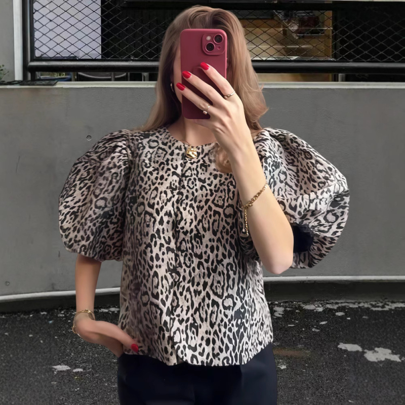 Női poliészter ing állatmintával, kardigán-stílusú laza megjelenés, rövid puffos ujj, kerek nyak, hossz 50–65 cm, nyár 2025