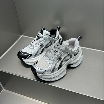 Ženske tenisice u stilu dad sneakers s gornjim dijelom od umjetne kože i tekstila, okrugli vrh, ravna peta, vezanje šnalama
