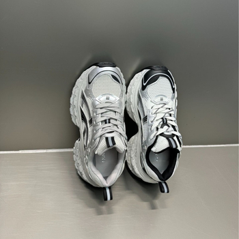Ženske tenisice u stilu dad sneakers s gornjim dijelom od umjetne kože i tekstila, okrugli vrh, ravna peta, vezanje šnalama