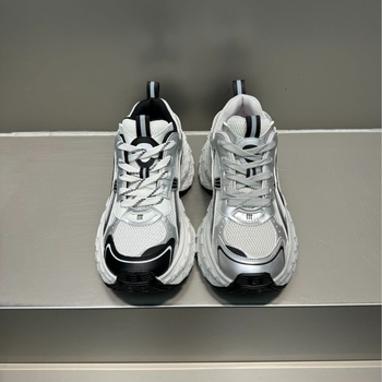 Ženske tenisice u stilu dad sneakers s gornjim dijelom od umjetne kože i tekstila, okrugli vrh, ravna peta, vezanje šnalama